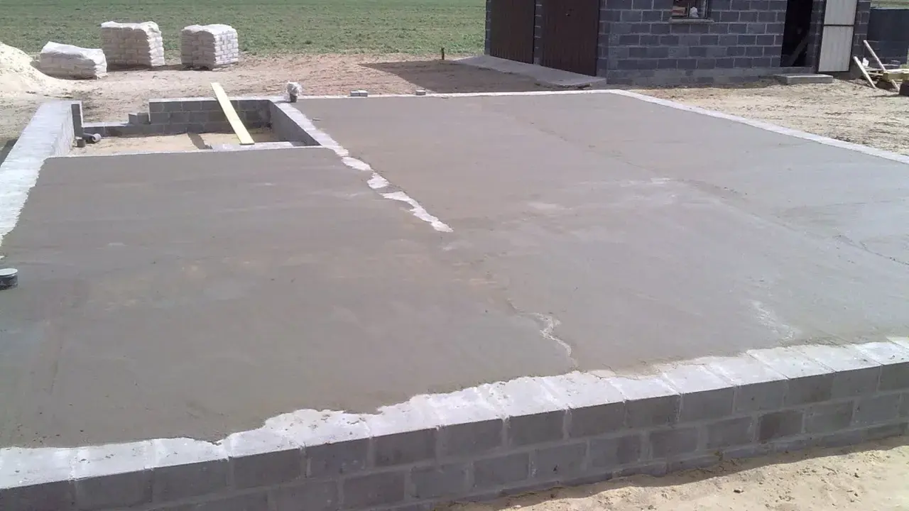 Fundament budowy, świeży beton i bloczki. Czekamy na chudziak, co to będzie?