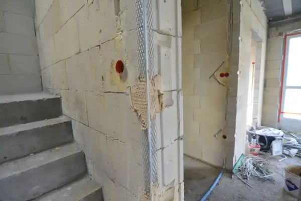 Budowa w toku: schody, ściany z bloczków, instalacje elektryczne i pytanie: co najpierw tynki wewnętrzne czy ocieplenie?